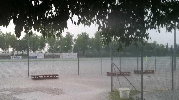 Il campo sportivo di Buttapietra durante il diluvio dell’altro giorno