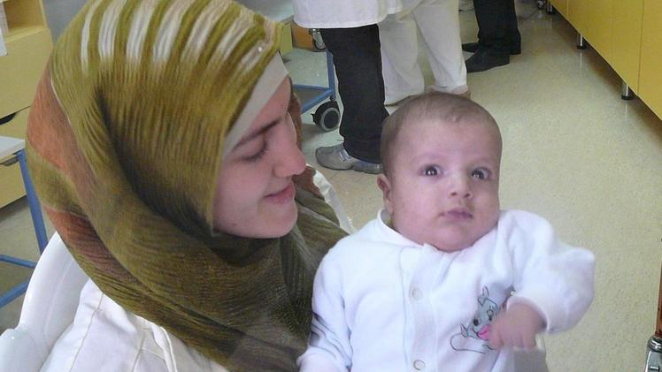 Una neonata e la madre al Caritas Baby Hospital di Betlemme