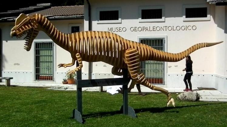 Il dinosauro Kayentapus in cirmolo, nel  museo ci sono le sue due orme che consentono di misurarne il passo, trovate nell’alta valle di RevoltoDa sinistra Lonardoni, Sauro, Anderloni e il sindaco Varalta