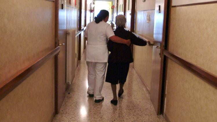 Un anziano con una infermiera