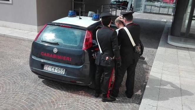 I carabinieri con il 53enne arrestato per spaccio e resistenza