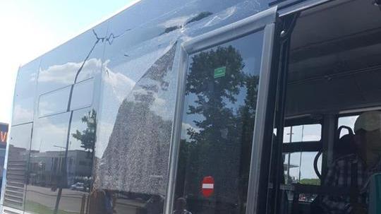 Il vetro del bus danneggiato
