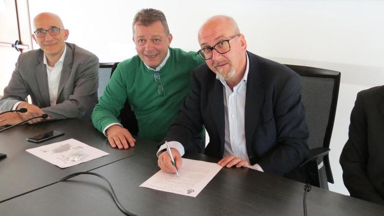 La firma dell’accordo, da sinistra il Dg Pietro Girardi, l’assessore regionale Luca Coletto, il sindaco Arturo Alberti e Paolo Costa del distretto