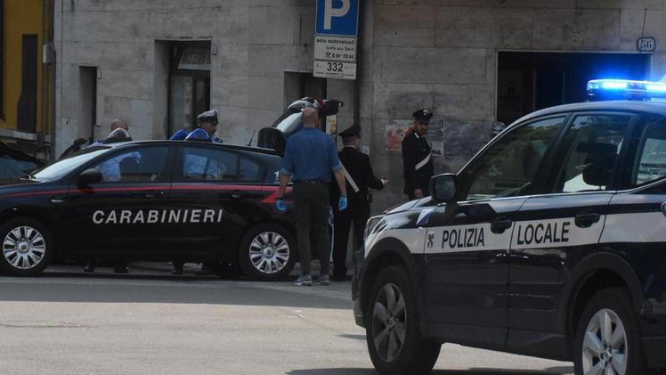 Pattuglie di carabinieri e polizia municipale durante i controlli nella zona di Porta Vescovo DIENNE