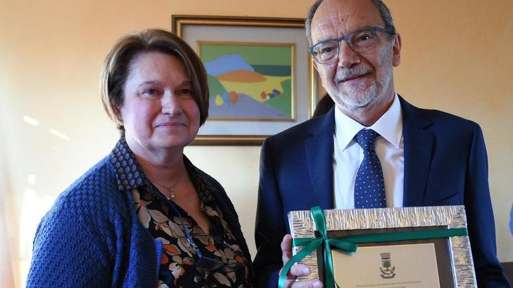 Il sindaco Nadia Maschi col medico di base Severino Contri con la targa donatagli dal Comune FOTO PECORA