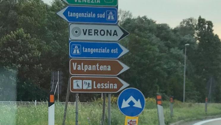 Il cartello sbagliato a Verona Est (foto Matteo Scarmagnan)