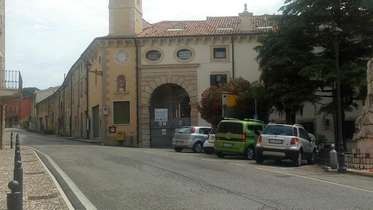 La casa di riposo di Colognola con le case donate dalla parrocchia affacciate su via Garibaldi