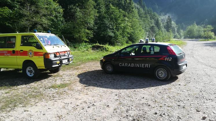 L'auto dei carabinieri e il mezzo del Soccorso alpino