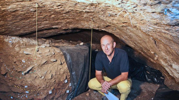 Il professor Marco  Peresani nella Grotta di Fumane