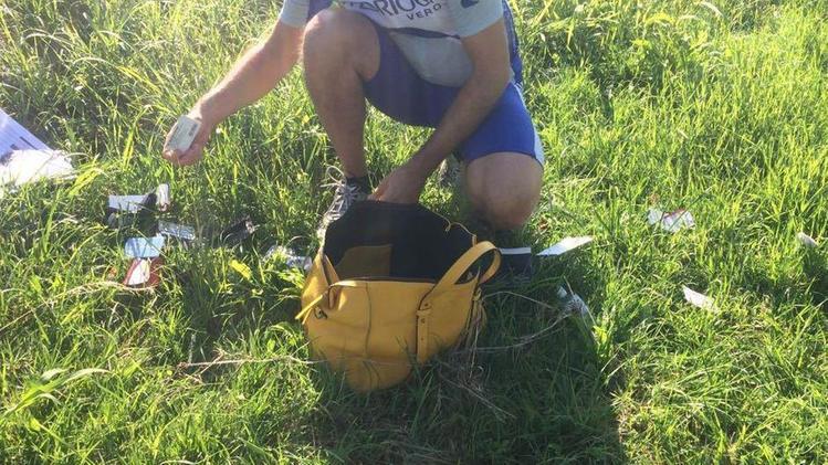 La borsa gialla ritrovata nel campo dalla ciclista a Bardolino: tutto consegnato ai carabinieri