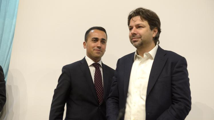 Il neo sottosegretario Mattia Fantinati con Di Maio