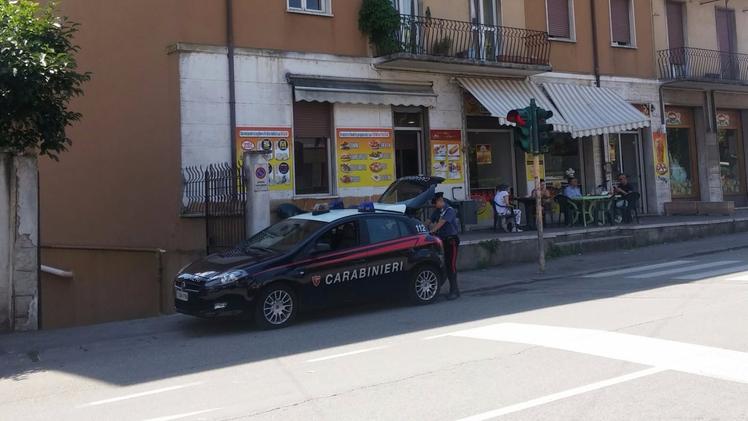 Un'auto dei carabinieri in via Murari Bra