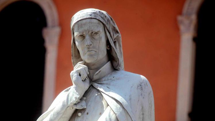 Dante Alighieri, la statua guarda i palazzi degli Scaligeri