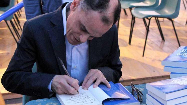 Magdi Cristiano Allam firma le copie del suo libro a Parole sull’Acqua