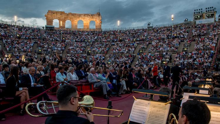 L’Arena gremita e l’orchestra pochi istanti prima dell’inizio di Carmen, che venerdì ha aperto l’edizione numero 96 del festival lirico