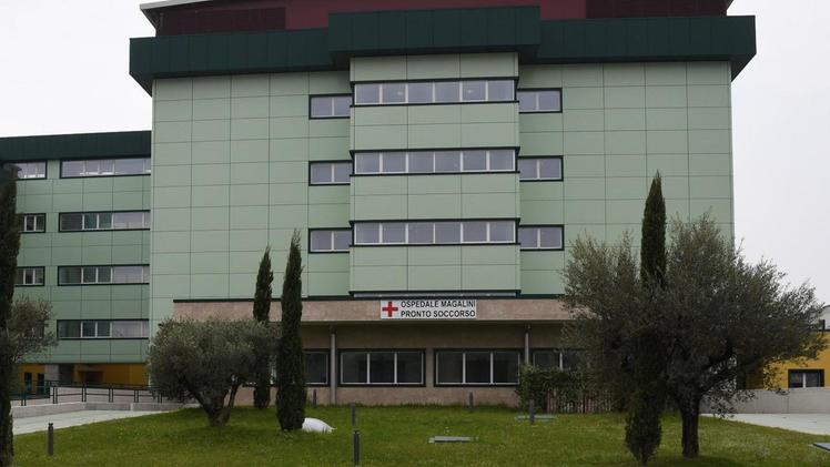 Il nuovo ospedale Magalini in cui verranno allestiti i reparti nei prossimi giorni FOTO PECORA