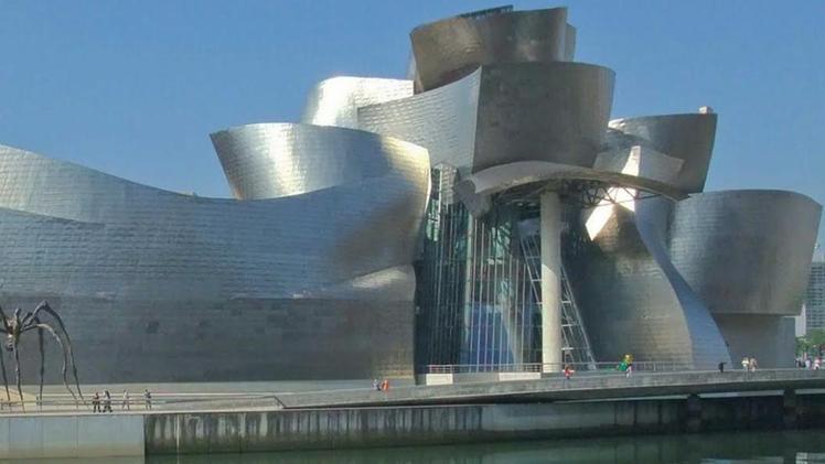 Il Guggenheim Museum di Bilbao, gioiello dell'architetto canadese Frank Gehry, inaugurato nel 1997
