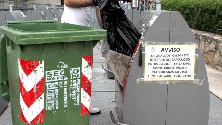 I cassonetti della raccolta rifiuti al parcheggio di Torri
