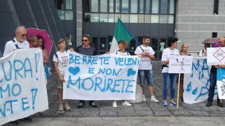 La protesta organizzata dalle mamme no Pfas davanti al Tribunale di Vicenza