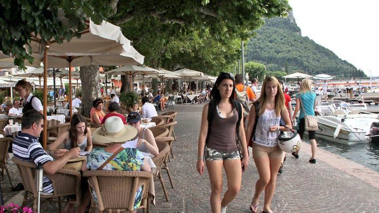 Il lungolago di Garda, preso d’assalto da turisti e veronesi durante i mesi estivi
