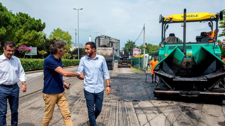 Il sindaco Sboarina con l’assessore Padovani visita il cantiere per l’asfaltatura di via Pancaldo, al Saval FOTOSERVIZIO DI GIORGIO MARCHIORI