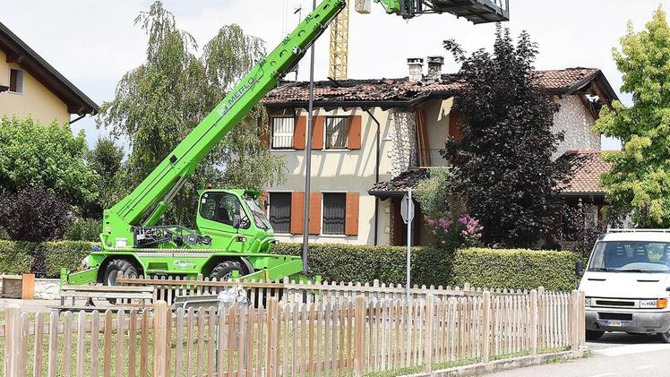 Va a fuoco il tetto della casa dell’ex sindaco Davide PagangrisoI mezzi di soccorso davanti all’abitazione FOTO DIENNEFOTO