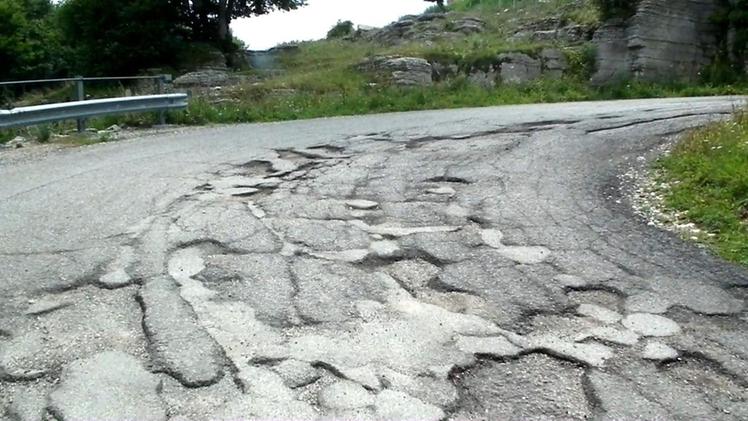 Un tratto di strada disastrato in Lessinia (Amato)