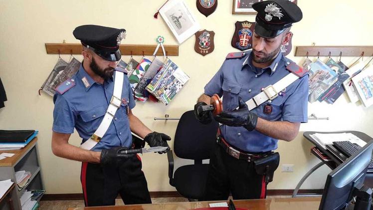 I carabinieri di Castagnaro con il materiale sequestrato 