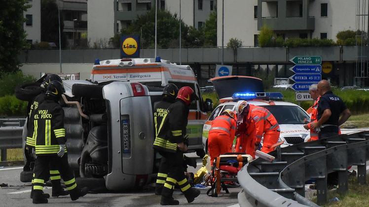 I soccorritori subito dopo l’incidente alla rotatoria di via Unità d’Italia a San Michele DIENNE FOTO