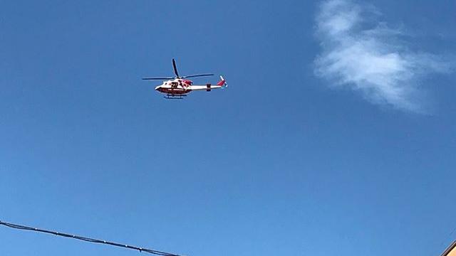 L'elicottero dei vigili del fuoco su piazza Isolo (foto Lovato)