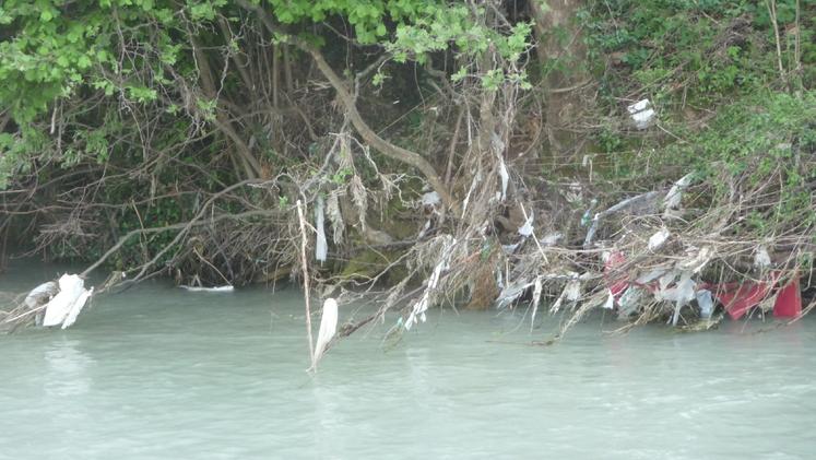 Sacchetti e plastiche lungo un fiume (foto Archivio)