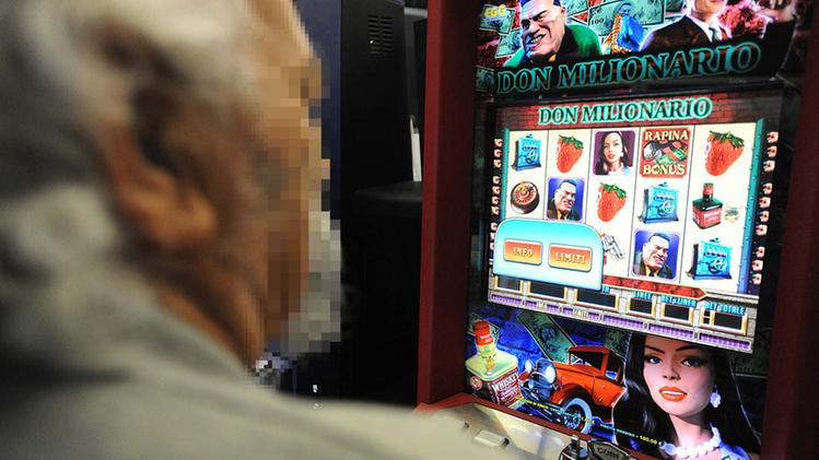 Un uomo alle slot machine