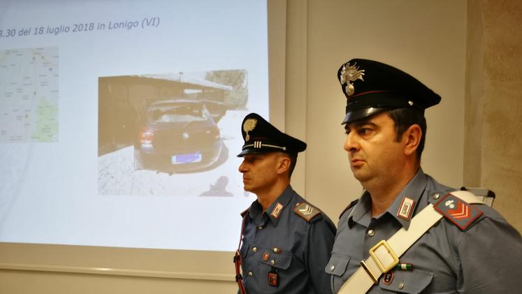 Carabinieri illustrano l'operazione che ha portato all'arresto (Diennefoto)