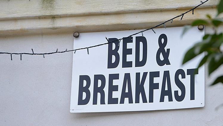 L’insegna di un bed & breakfast. La polizia ha intensificato i controlli nelle strutture ricettive