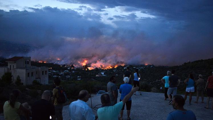 Il drammatico spettacolo degli incendi che stanno sconvolgendo l’Attica, la regione greca della capitale Atene