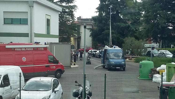 Carabinieri e vigili del fuoco all'ospedale di Villafranca
