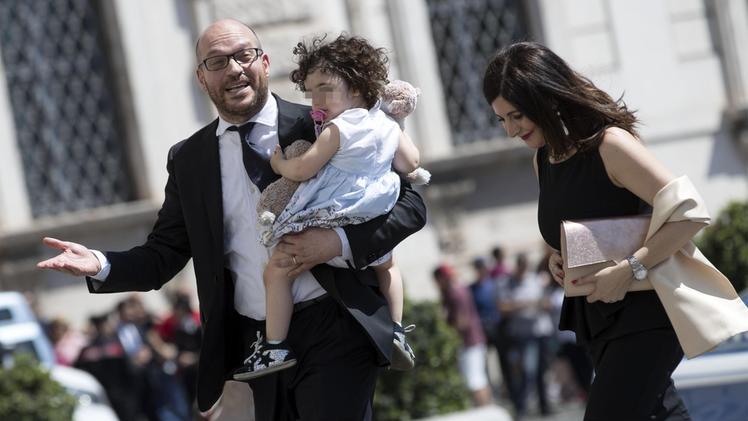 Il ministro Lorenzo Fontana con la moglie e la figlia