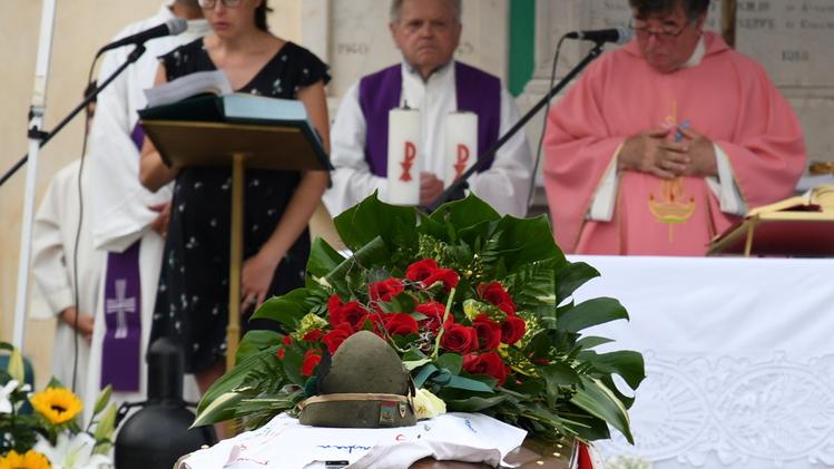 Il trombettiere rende omaggio alla bara di Ferruccio Rossignoli FOTOSERVIZIO DI LUIGI PECORAIl cappello di el Chengio e il sacerdote durante il funerale