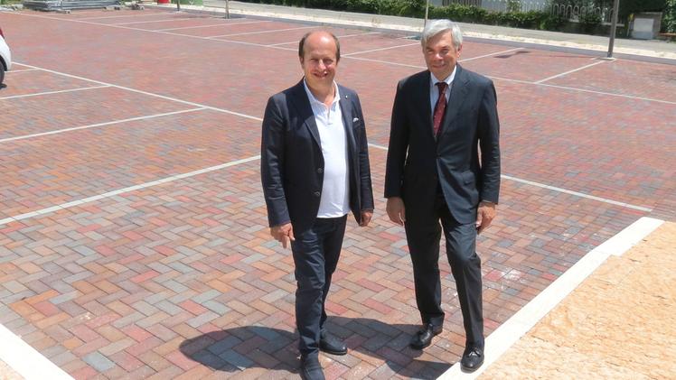 Il nuovo parcheggio con il sindaco Claudio Carcereri De Prati e l’assessore Andrea Nogara FOTO AMATO