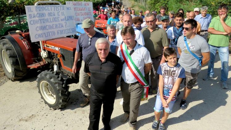 Una protesta degli agricoltori a causa degli espropri per il bacino di Colombaretta