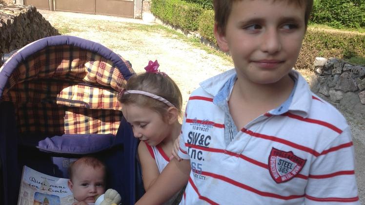 I tre fratellini Federico, Sabrina e Greta, che è nata prima che arrivasse l’ambulanza