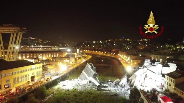 Continuano le operazioni di soccorso condotte dalle forze dell'ordine dopo il crollo del ponte Morandi, a Genova. Nelle immagini è possibile vedere il luogo del disastro ripreso con droni in modalità ottica e termica infrarosso.  Video: Vigili del Fuoco