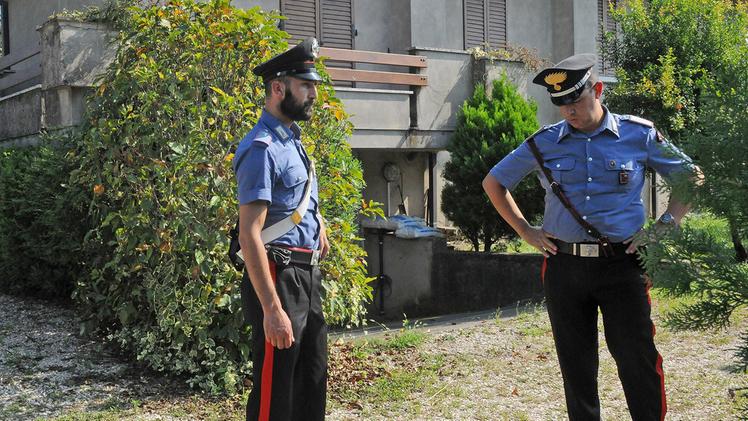 I carabinieri nella villetta dove è avvenuta la rapina DIENNEFOTO 