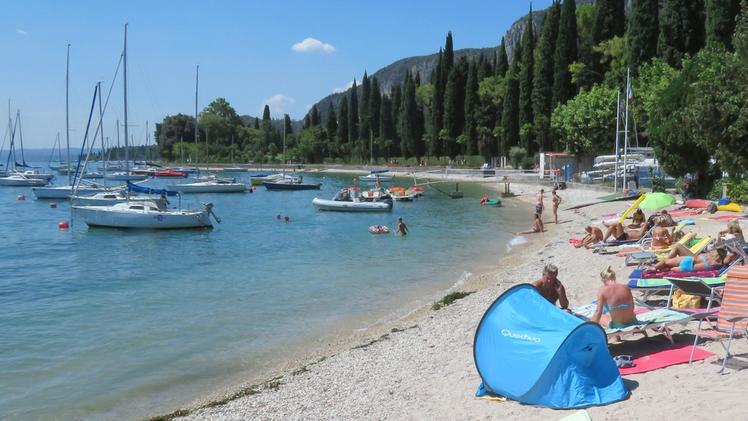 Turisti in vacanza a Garda: Il caldo di agosto ha causato un aumento della produttività di fitoplancton