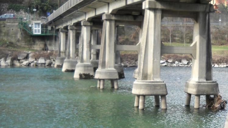 La segnaletica all’imbocco del ponte  in Valdadige, costruito nel 1941 Il ponte sul fiume in ValdadigeUn progetto di nuovo ponte tra Peri e Rivalta