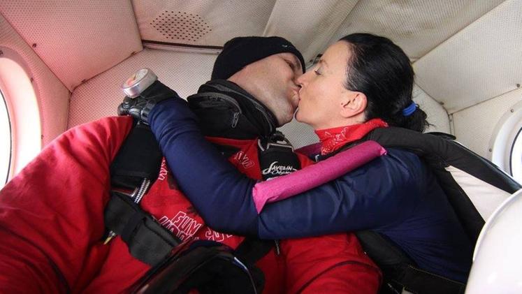 Corrado Magoga e Antonella Castagna, entrambi paracadutisti: un bacio scambiato prima di un lancio 