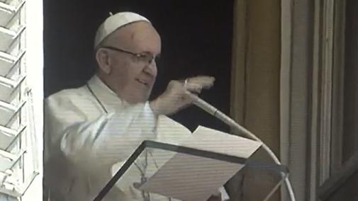 Papa Francesco saluta i giovani veronesi durante l'Angelus