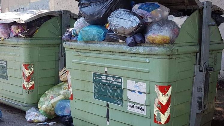 Cassonetti stracolmi di rifiuti in via Pole a San Massimo