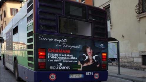 La pubblicità su un bus Atv