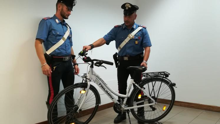 I carabinieri con una delle bici rubate